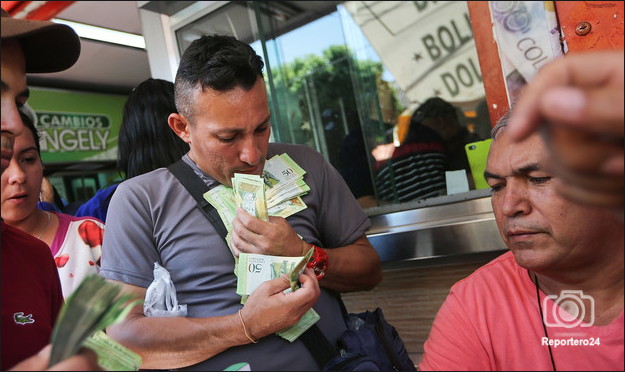 venezolanos-intercambian-bolivares-por-pesos-en-cucuta