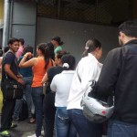 CRISIS: Largas colas para apostillar documentos